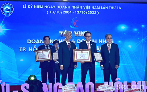 Secoin và Chủ tịch Đinh Hồng Kỳ vinh dự nhận danh hiệu 